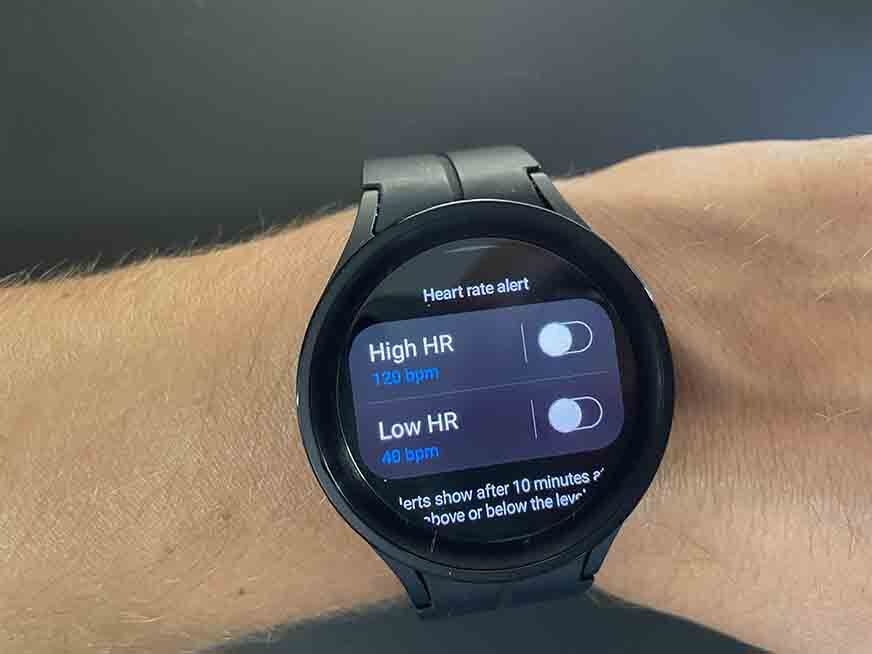 Man sieht die Einstellung des Alarms für die Herzfrequenz auf der Samsung Galaxy Watch 5.